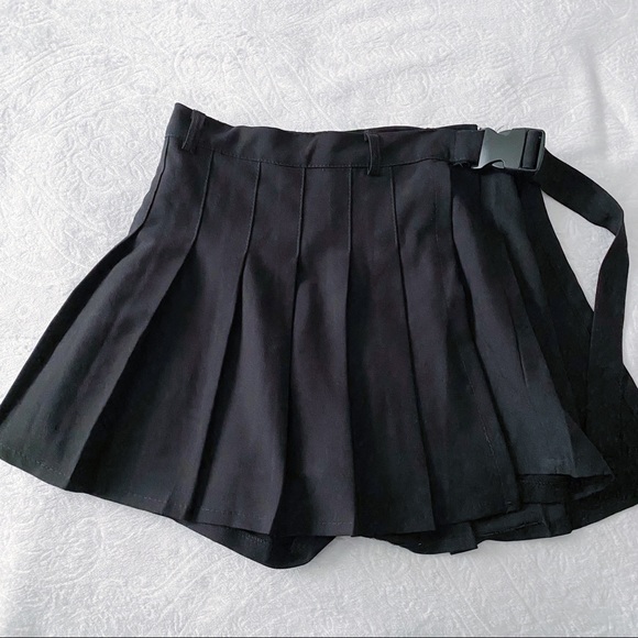 Tape Belt Buckle Black Stretchy Pleated Skort - Picture 2 of 12